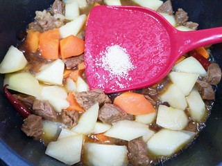 15、胡萝卜炖牛腩,放鸡精增加口感。