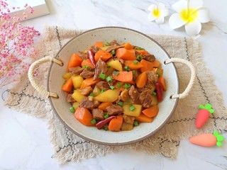 17、胡萝卜炖牛腩,香味扑鼻。