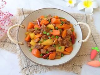 18、胡萝卜炖牛腩,超级好吃的一道下饭菜。
