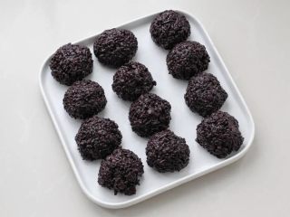 3、紫米面包,彻底晾凉后分成均匀的12份，滚圆放进冰箱冷藏备用。