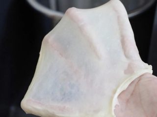 6、紫米面包,然后加入软化的黄油继续揉至完全扩展阶段，即可以扯出薄薄的手套膜。