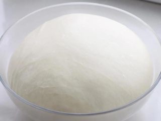 8、紫米面包,待面团发酵至原来的2-2.5倍大，用手指蘸干面粉在中间戳进去再拔出来，面团不回缩不塌陷就基本发酵好了。