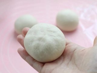 11、紫米面包,用虎口向上将收口封严轻轻滚圆，一个紫米饼生胚就做好了。
