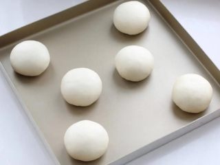 12、紫米面包,剩余的面团和馅料按照上面步骤同样操作，收口朝下排放烤盘内，每个生胚之间要留有空隙，我分别放在了两个烤盘中。