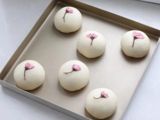13、紫米面包,再次发酵至体积明显变大，上面放一朵泡好的樱花。