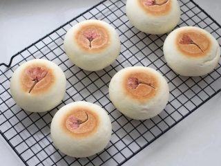 15、紫米面包,待表面上色即可出炉，移至烤网冷却。