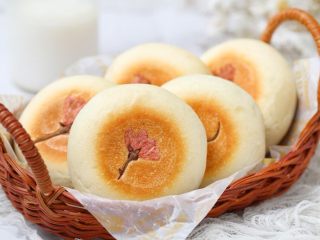 16、紫米面包,一款暄软美味的紫米面包就做好了，简直美到犯规，都不舍得吃了呀！