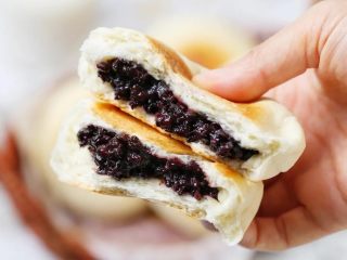 17、紫米面包,口感软糯香甜，当作零食或早餐都是棒棒哒！