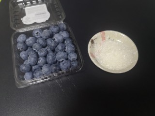 1、鲜榨蓝莓汁,准备好食材