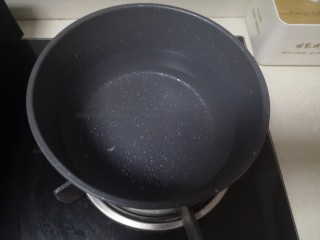 2、鲜榨蓝莓汁,锅内放水烧，放几颗颗盐