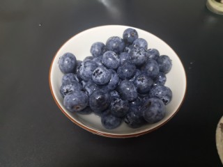 4、鲜榨蓝莓汁,捞出