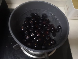 6、鲜榨蓝莓汁,放入蓝莓