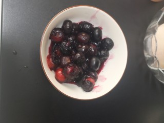 8、鲜榨蓝莓汁,捞出