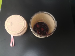 9、鲜榨蓝莓汁,放入榨汁机中