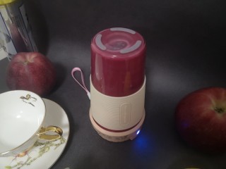 11、鲜榨蓝莓汁,开始榨汁（功率小可多榨几次）