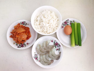 1、韩式泡菜炒饭,准备食材：韩式泡菜，米饭，虾仁，鸡蛋，葱叶