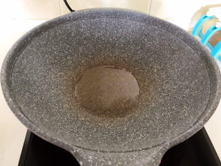 5、韩式泡菜炒饭,炒锅烧热后加入玉米油