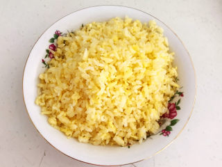 9、韩式泡菜炒饭,把炒好的米饭盛出来备用