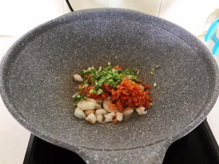 12、韩式泡菜炒饭,加入泡菜和葱花