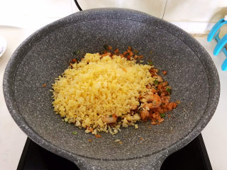 14、韩式泡菜炒饭,加入炒好的米饭