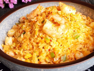 16、韩式泡菜炒饭,泡菜炒饭出锅了，这道炒饭风味独特，味道美极了~