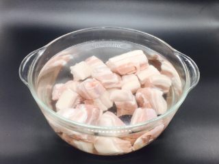 4、红烧肉,放在水里泡半个小时,然后清洗干净。
