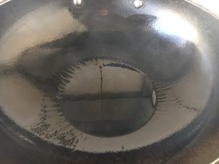 8、红烧肉,锅里放2勺油。