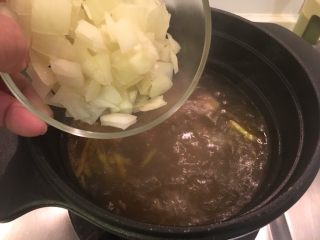 7、泰式酸辣虾汤面,加洋葱