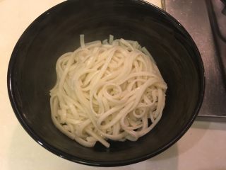 13、泰式酸辣虾汤面,煮好捞到大碗里