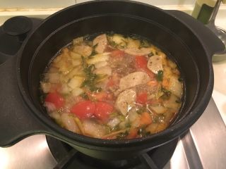 14、泰式酸辣虾汤面,待汤头煮滚