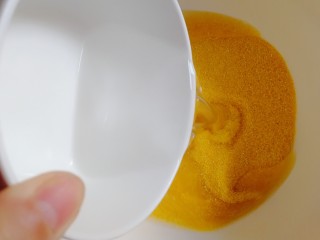 2、黄金玉米饼,开水倒入玉米面里。