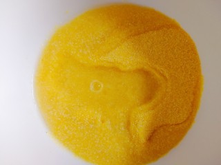 3、黄金玉米饼,用开水烫一下玉米面，做出来的玉米饼口感松软，软糯。