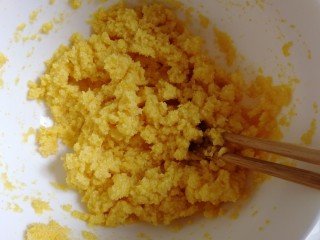 4、黄金玉米饼,搅拌均匀。