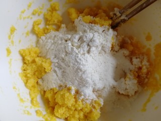5、黄金玉米饼,放入面粉。