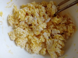 6、黄金玉米饼,拌匀。