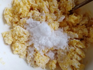 7、黄金玉米饼,放入白糖拌匀。