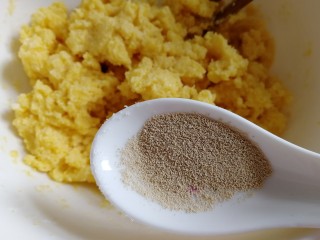 8、黄金玉米饼,放入酵母。