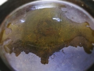 11、黄金玉米饼,平底锅倒入适量油。