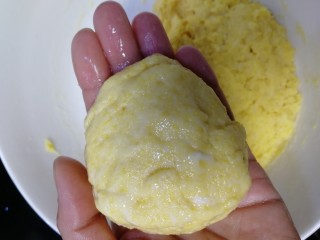 12、黄金玉米饼,手上蘸点水，抓一团玉米面糊，团圆。