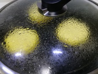 15、黄金玉米饼,盖上盖子，中火焖3分钟。