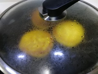 17、黄金玉米饼,中小火再焖3分钟。