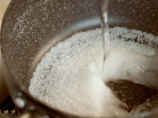 2、热红酒,倒入清水，烧开溶化