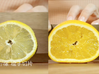 3、热红酒,将柠檬和橙子各切2片，放入锅中