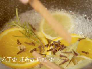 4、热红酒,锅中放入丁香、迷迭香、肉桂和香叶