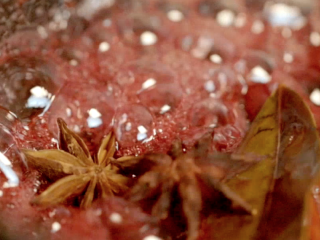 8、热红酒,锅中加入2-3颗八角