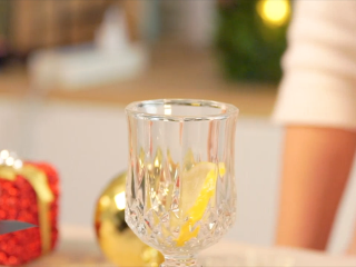 11、热红酒,杯中加入一片柠檬片或者橙片，将红酒倒入杯中