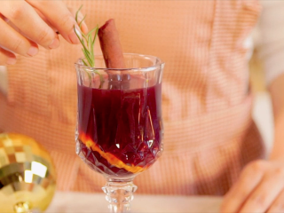 12、热红酒,插入一根桂皮和迷迭香作为点缀即可