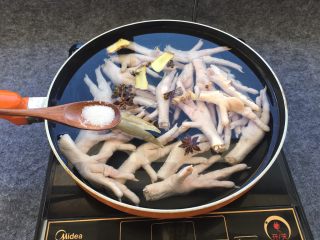 4、泰式柠檬酸辣鸡爪,添加一勺盐。