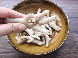 9、泰式柠檬酸辣鸡爪,用剪刀在中间剪开一个口子，方便更好入味，（也可以根据自己的喜欢用刀切成几块）