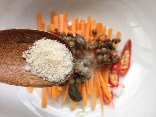 13、泰式柠檬酸辣鸡爪,加入鸡精调味